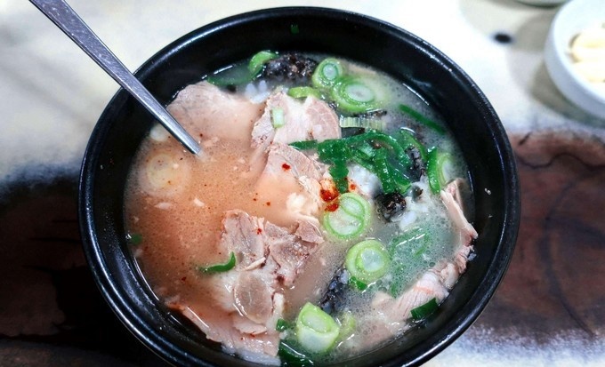 
                        松亭三代湯飯
傳統(tǒng)味道經(jīng)過了三代的改良，可以說更加美味
口感偏甜十分獨特，令湯飯吃起溫和不油膩，量大爽足過癮。
第一次吃感覺好不錯，個人喜好吃湯湯水水的，所以喝完，我都撐到爆！