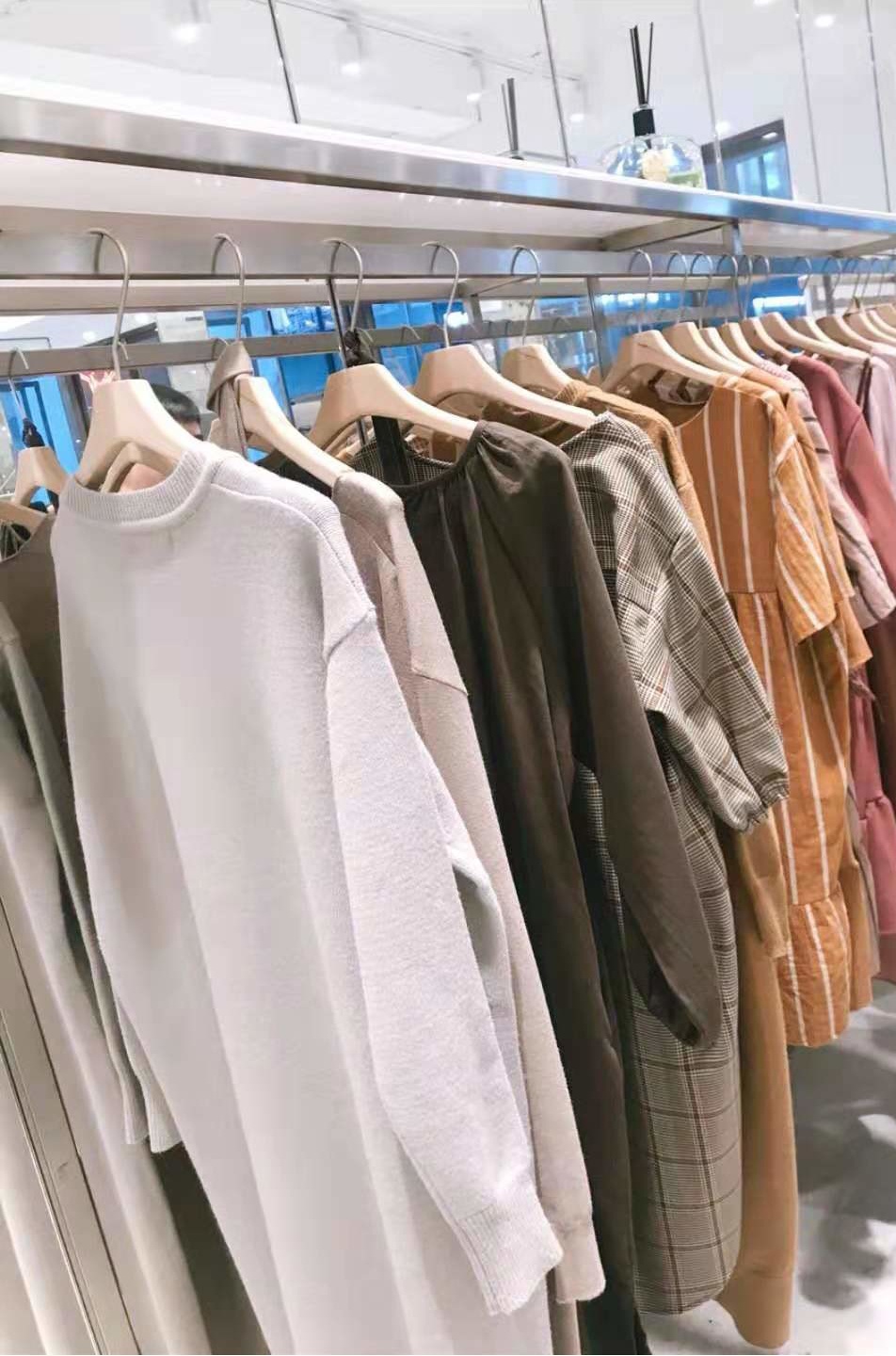 
                        #韓國購物#
每次去韓國都喜歡去明洞的indibrand，面料舒服，質(zhì)量好。店面設(shè)計簡約風(fēng)，衣服都是根據(jù)色系排列！
買襯衫的代購很多，我朋友也是這家店的忠實粉絲，而我喜歡衛(wèi)衣。他家衣服基本均碼，價格也合適。有興趣的朋友不要錯過哦~