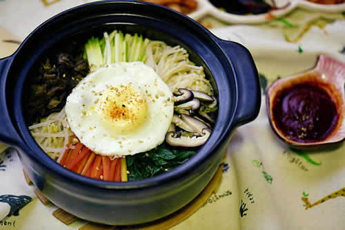 
                        韓定食
韓定食被稱為 韓國 的滿漢全席，是將 韓國 各種菜肴組合在一起，屬于韓餐中比較正式的宴席，菜色非常豐富，烹飪手法極其多樣，擁有生菜、熟菜、醬肉類、煎烤類、餅類、生魚肉類、蒸燙類、油炸類菜品，可以說是韓國美食精髓的體現(xiàn)。
那個飯要自己拌，太大了~哈哈！ 拌得手酸了，吃得就特別香了