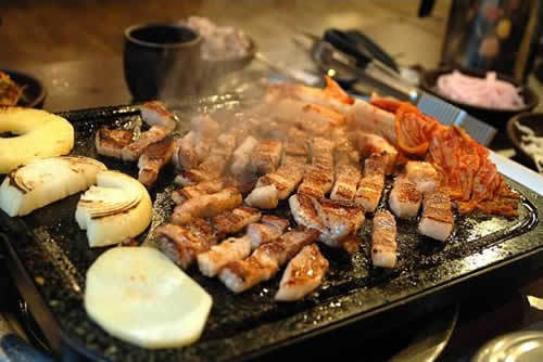 
                        韓定食
韓定食被稱為 韓國 的滿漢全席，是將 韓國 各種菜肴組合在一起，屬于韓餐中比較正式的宴席，菜色非常豐富，烹飪手法極其多樣，擁有生菜、熟菜、醬肉類、煎烤類、餅類、生魚肉類、蒸燙類、油炸類菜品，可以說是 韓國 美食精髓的體現(xiàn)。
尤其是烤肉的時候，服務(wù)員幫我們剪成小塊，很熟且不焦，很很好吃哦~