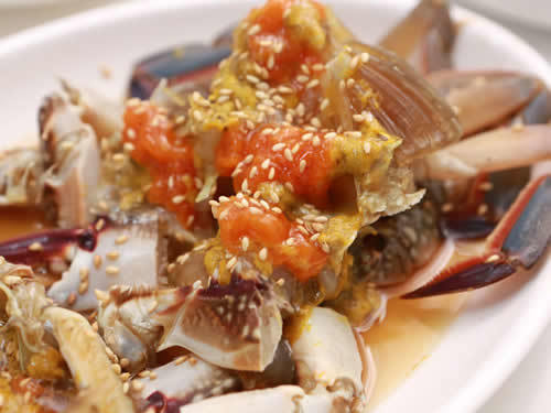 
                        海鮮料理
韓國 三面環(huán)海，海產(chǎn)資源豐富，因此海產(chǎn)品都非常新鮮，不論是生魚片還是海鮮湯，味道都鮮美無比。其中像醬蟹、小章魚、鰻魚等海產(chǎn)品，更是韓國民眾喜愛的食材，因此如果去到 韓國 ，一定不要忘品嘗當(dāng)?shù)睾ｕr。
海鮮必須吃活的，做熟了后，原汁原味才好吃呢！