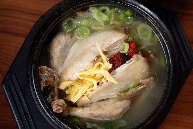 
                        參雞湯可謂是 韓國 的代表性美食之一，與中醫(yī)的理論相反， 韓國 講究的是反季進補的理論，韓醫(yī)認(rèn)為，在伏天由于人會大量出汗，從而容易會導(dǎo)致體虛，所以在很多 韓國 人會選擇參雞湯來進補。參雞湯不僅具有養(yǎng)生的功效，還可以美容和滋補。
一般一人份為一只童子雞，配有糯米、大棗、人參等，經(jīng)過長時間燉煮而成，是不可錯過的 韓國 美食。
量很大，味道很正宗，反正味道很喜歡~
