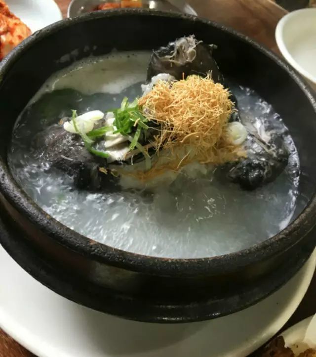 
                        明洞百濟參雞湯
百濟參雞湯是擁有40多年歷史的，同時被各大電視臺報道過的知名老店，這里的參選自 韓國 有名的錦山人參，雞是只有49日的童子雞，雞肉入口即化，雞湯散發(fā)著人參等藥材的清香，快樂而疲憊的旅行中吃上一份滋補的藥膳，是何等的幸福之事。
味道確實不錯，湯濃肉爛~