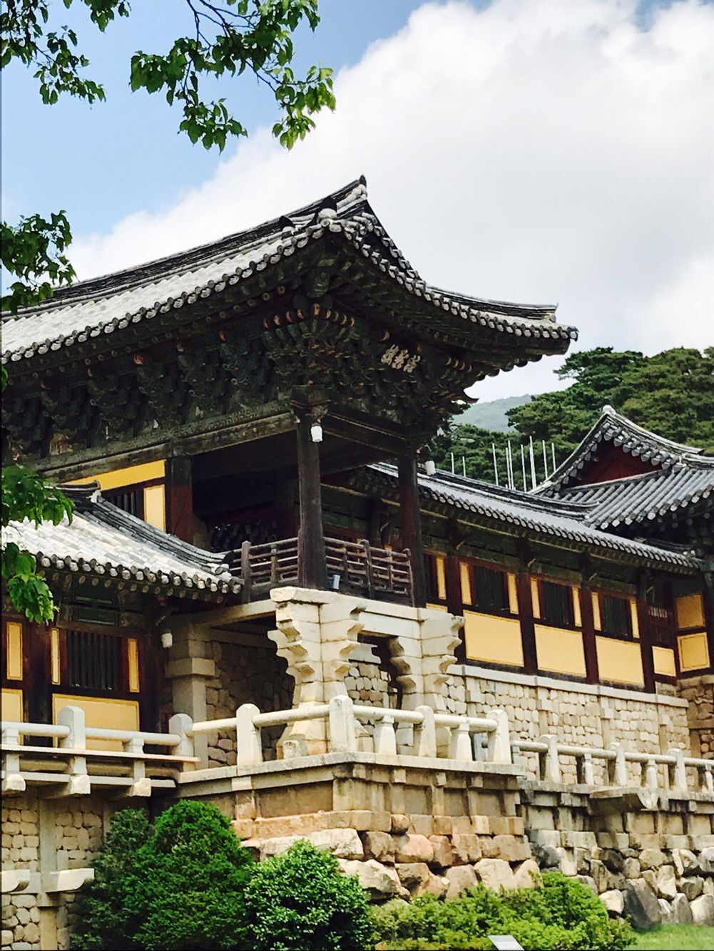 
                        佛國寺應(yīng)該是來慶州古城必來的寺廟了!坐公車差不多要半小時多到達，進入寺廟前需要徒步小爬10分鐘! 佛國寺里慶州市區(qū)有一定距離,坐公交700或者10路約30分鐘左右到達。下車后，穿過山坡下的停車場，往半山坡走個10來分鐘就能到達。
寺廟很清幽，主殿很壯觀威嚴(yán)!寺廟內(nèi)的植物綠化還是很有深秋的感覺的!還有燈籠也是很清新!虔誠的在寺廟內(nèi)走走整個心都平靜了!
作為世界文化遺產(chǎn)，多寶塔、釋迦塔，紫霞門、青云橋、白云橋，大雄寶
殿，觀音殿，毗盧殿等等，另外還有個博物館，可以慢慢看不少文物。#韓國景點#
