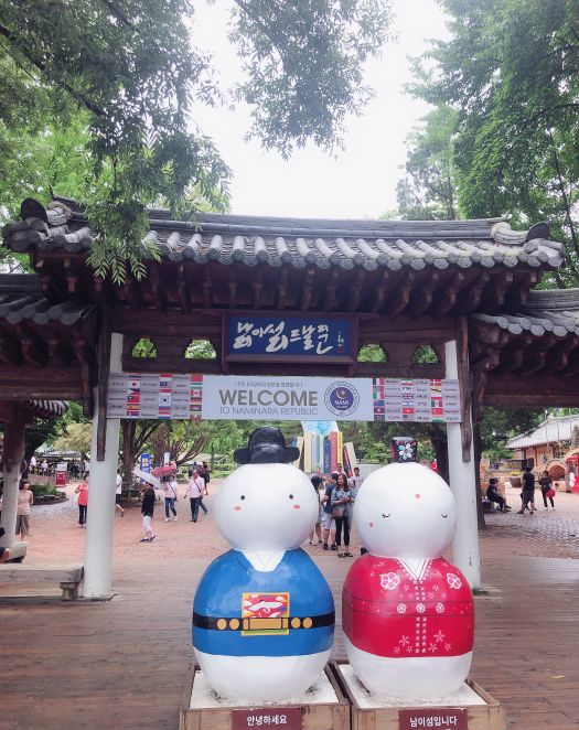 
                        這一次決定鼓起勇氣乘滑索上南怡島，運氣好天氣特別好，島上的動植物種類很豐富,人與自然很貼近，冬日戀歌取景拍
攝地在島深處，要一直走進去，騎單車地可以，有拍攝場景的布景板在，可以排隊拍照，島本身的景色也很好。