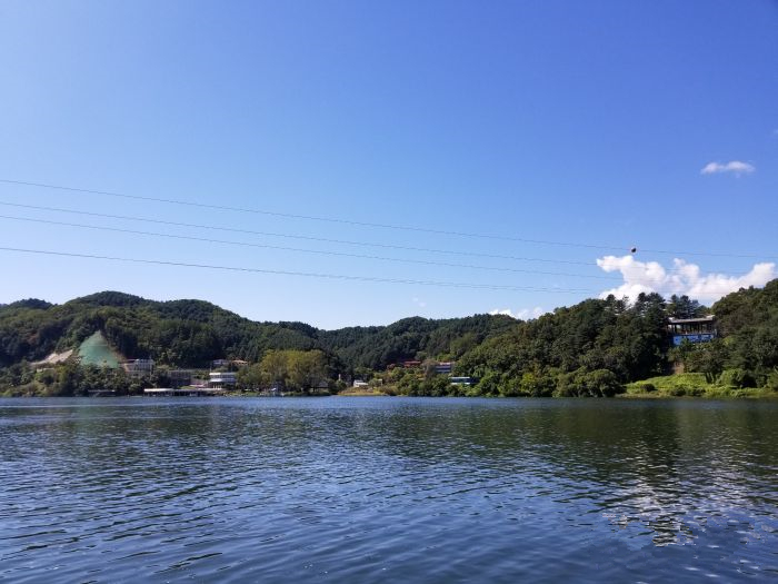 
                        南怡島，是以前朝鮮時代很有名的“南怡將軍” 的墓,后來慢慢被開發(fā)成為了景點。而鎮(zhèn)正讓南怡島被人熟知并美名遠(yuǎn)揚，是因為著名的韓劇《佟季戀歌》在這里取景拍攝的。南怡島是- -座”自然與藝術(shù)相依”的小島，想要在小島上多停留幾天，不妨選擇島上住宿，體驗在鳥語花香中悠然醒來的浪漫。在島上也會有許多文化體驗區(qū)，包闊韓國的書籍、公演舞臺劇等等，在世外桃源里感受韓國的文化。南怡島上大小雪人到可見，雪人似乎是《冬日戀歌》的代言人、南怡島的吉祥物。