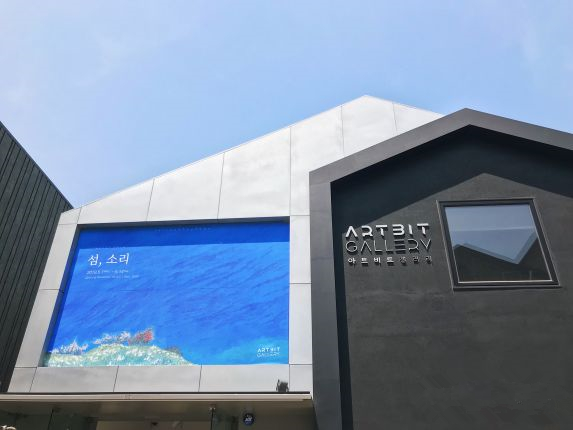 
                        逛完北屋村，沿著旁邊的石階下來就到了三清洞。站在石階上,可以遙望景福宮、仁王山、青臺，景色很棒。
三清洞北側(cè)為青瓦臺，南側(cè)與仁寺洞相連。從前就有自然景觀秀美，山清、水秀、人靈的美稱，因此稱其為