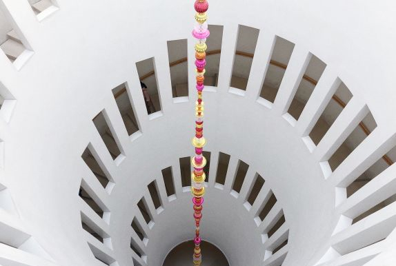 
                        Leeum三星美術(shù)館是韓國最大的私立美術(shù)館，靠近梨泰院商圈，建議可以一起打卡。
玲展廳1展出了韓國古代藝術(shù)品圓形的白色展覽大廳讓參觀者可以沿著圓形的臺階層層步行向下墻壁上方孔和中間掛著的
藝術(shù)品煉金術(shù)應(yīng)該是整個美術(shù)館最有名的拍照場景啦
玲展廳2展出了韓國及國外近現(xiàn)代藝術(shù)品藏品非常大牌且有水準(zhǔn)從Roni Horn到Damien Hurst 從張曉剛到白南準(zhǔn)可惜不
能拍照
鋒主要展廳旁邊的三星兒童教育中心是-一個很開闊的展覽空間以前衛(wèi)超時空的裝置藝術(shù)為主有很濃的未來氣息
許室外花園有幾件巨型裝置非常厲害也很適合拍照
Tips:大包需寄存，小包不用，寄存箱免費; 2展館內(nèi)拍照盡量保持安靜。
門票:常設(shè)展10000韓元;周一全天閉館!!
交通:地鐵6號線漢江鎮(zhèn)3號出口，步行約10分鐘(美術(shù)館在一個小坡上)