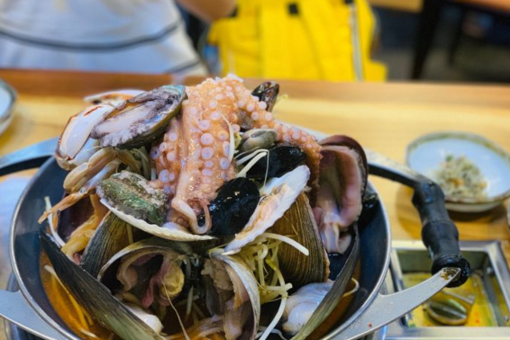 
                        大活章魚上線了，emm怎么說，完全不能理解，為什么要吃活的章魚，不過海鮮湯挺鮮的，而且分量也很足，感興趣的朋友可以來試試哦