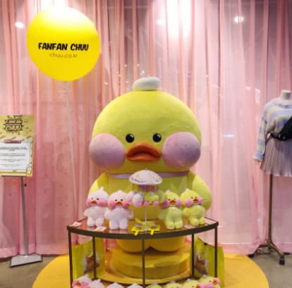 
                        韓國#網(wǎng)紅店#-sylenanda pink pool
韓國sylenanda pink pool
強推強推～太美了
這家店在弘大sylenanda服裝店4樓
韓國網(wǎng)紅店chuu和sylenanda是連在一起的，在一個小巷子里轉(zhuǎn)進去，stylenanda1-3層都是服裝，各種韓國小姐姐的寬松衣服～上到三樓牛仔褲區(qū)域左手邊有個入口，進去后上四樓，到了推門進去所有的一切都是粉色的
整家店可以說就是一道風景
又是一個韓國首爾必去的網(wǎng)紅店
服裝建議～篇淺色，淺藍，淺粉，白色，灰色系列拍照起來會更好看哦～
地址：首爾特別市麻浦區(qū)西橋洞335-21