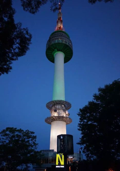
                        晚上夜登首爾塔,夜景是真的給力，雖然那么多臺階是真的很累人。下次可以直接纜車上去。觀景臺吹吹風可以俯瞰整個
首爾(至少明洞可以很清晰看出來,別的我也不知道是哪里哈哈哈)頂上真的有好多情人鎖，還有個情人椅,只是要排隊
去坐著拍照。下山有公交也可以纜車 ,當然想自己走也是可以的