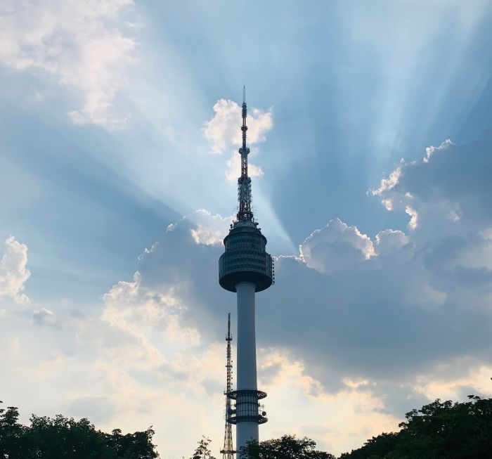 
                        如果每個城市都有一-個標志性建筑那么南山塔就是首爾代表的首選了從小就看很多韓劇在這里取景拍攝上演無數(shù)浪漫求婚和約會的橋段這次來韓國旅游成為第一站打卡地去的時候是周六下午人還不是很多塔底有很些觀景平臺可以俯瞰首爾建筑還有最最著名的韓劇於拍攝地