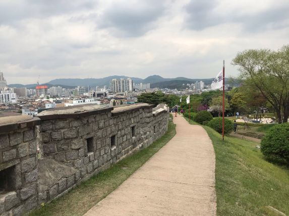 
                        世界文化遺產(chǎn)，還不錯,那天天氣很好，其實就是依山而建的城墻和城門，炮樓,觀察哨的集合。色互相，綠化不錯,
有城墻路和觀花小徑可走。鐘付幾十人民幣可敲。放松心情。而同時其實也可以了解一下 朝鮮民族的歷史。總體受中華文化影響很深，正式場合都是中文