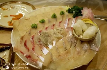 
                        人氣超爆的網(wǎng)紅店
一家讓你看見店名就不自覺被吸引的生魚片店。店名叫【對不起，肉肉】，很多人以為是烤肉店，進店以后才發(fā)現(xiàn)是家肉感十足的生魚片店。
這家店很完美，除了貴貴貴!!
店名：??? ???
　　人均：100~200RMB
　　地址：?? ???? ??? 11-7