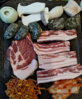 
                        慕名而來，在黑豬肉一條街里面，很好找，氛圍很好，除了黑豬肉，還送了小鮑魚，可能是我們點的多吧，包上生菜，香噴噴呀