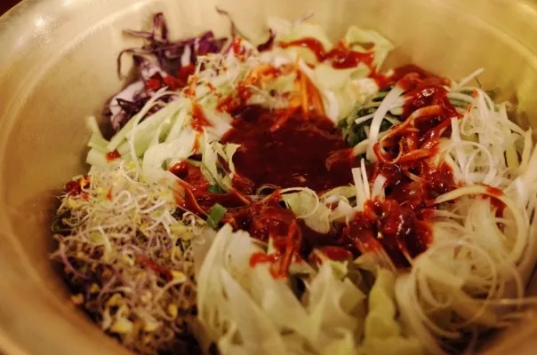 
                        　特色是甜咸口的排骨醬味炸雞和甜辣口的辣炸雞，淋上醬汁之后的炸雞跟啤酒簡直是絕配！吃完了炸雞用剩下的醬汁拌個面也是瞬間解決~
　　地址：首爾市麻浦區(qū)西橋洞 363-28 （ 363-28）
　　交通：地鐵6號線上水站2號出口 / 2號線弘大入口站9號出口
　　營業(yè)時間：16:00-03:00