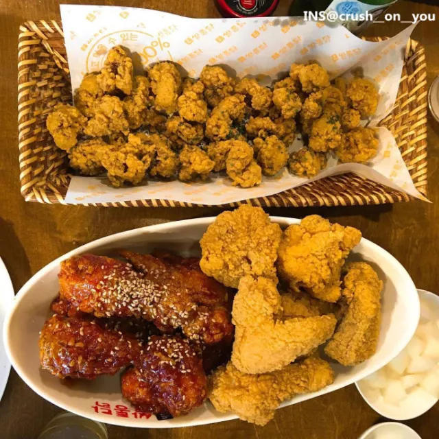 
                        在韓國有數(shù)百家連鎖店！店里的炸雞外衣用米粉取代普通面粉，比一般的炸雞更加的酥脆~
　　地址：首爾市中區(qū)世宗大路14街17-4 （ 14 17-4）
　　交通：地鐵1號、2號線市廳站7、8號出口
　　營業(yè)時間：周一至周六14:00-02:00（周日休息）