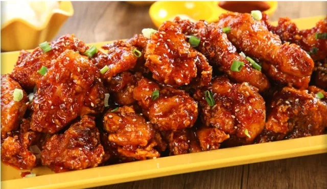 
                        　3種炸雞套餐（18000韓元/份）能同時吃到金黃酥脆的原味炸雞、甜甜辣辣的醬味炸雞以及咸咸香香的醬油炸雞~
　　地址：首爾市西大門區(qū)滄川洞52-8 （ 52-8）
　　交通：地鐵2號線新村站U-PLEX出口
　　營業(yè)時間：15:00-02:00