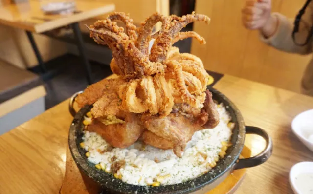 
                        　#網(wǎng)紅店#王冠炸雞，炸雞與炸魷魚的完美搭配。炸的外酥里嫩的雞肉和魷魚裹上香濃的起司，吃起來特別的香！
　　地址：首爾市廣津區(qū)東一路 22街 68 （ 22 68）
　　交通：地鐵2號、7號線建大入口站1號出口
　　營業(yè)時間：周一至周六16:00-02:00，周日14:00-24:00