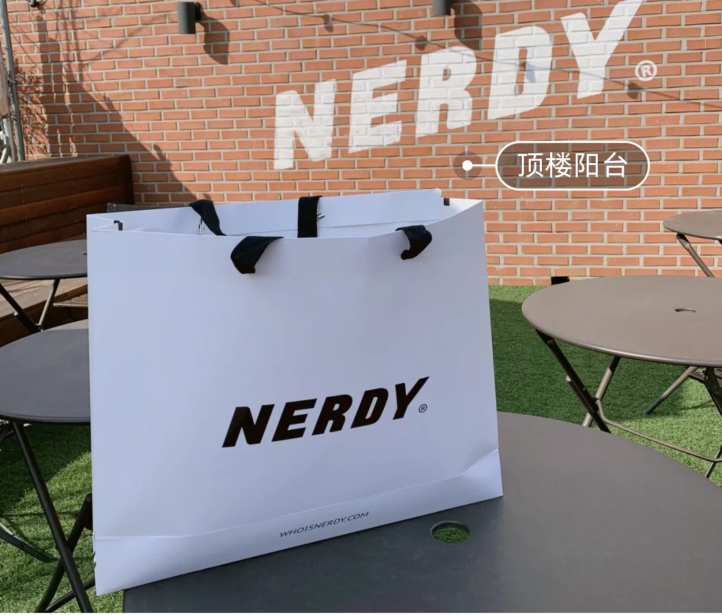 
                        #韓國購物#
NERDY，去韓國一定一定要買的韓國本土品牌~
這個品牌本事是韓國本土設計師的小眾品牌，很有韓國最新潮的時尚感。總體偏運動風。超級多明星都穿他家的同款。
他家最火的就是NERDY三色羽絨服，黑白紫三色，非常好看。衛(wèi)衣也特別好看，今年流行色黃色很亮眼。
地址：在弘大很好找，用地圖搜“NERDY”就可以哦