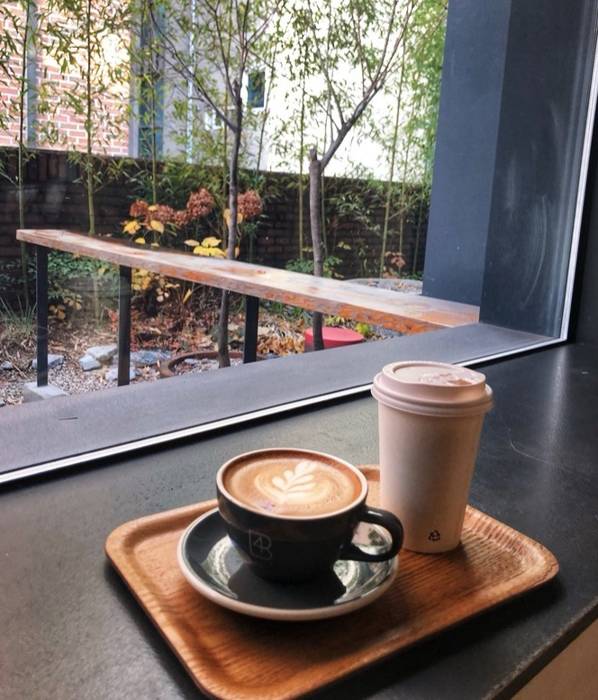 
                        #網(wǎng)紅店#FOUR BASIC CAFE這家店是三層大的玻璃房咖啡館，每一層拍照都超級好看。我很喜歡 首爾 的咖啡館。我對 濟州島 就沒啥興趣，我不愛冬天里吹海風，我朋友說她在 濟州島 的沙灘上可以坐一下午，我說你帶著手機嗎，她說帶著，我說我?guī)е謾C在哪都能坐一下午，哈哈。