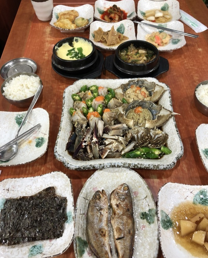 
                        #網(wǎng)紅店#弘大醬油蟹
韓劇看多了，醬油蟹在腦海中的地位日漸深遠，不愛吃生的寶寶不要去，這家醬油蟹在弘大很有名，性價比超高。
兩個人點了兩人份的醬油蟹套餐，套餐里有六盤小菜，還送兩條黃花魚、一碗雞蛋羹、一碗花蟹湯。
