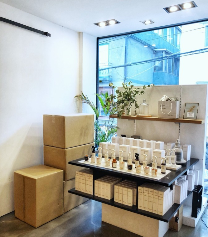 
                        #網紅店#cosmic mansion香薰店
漢南 洞的小眾香薰店，就在low coffee對面，之前在ins上被各大博主和知名設計師點名表揚而受到關注，外表高顏值不用說，味道也是一流，從它的起名就可以一窺一二，味道大多屬于文藝清新型的香氛。推薦你們買men' wear，比較人氣的味道，家里喜歡擺蠟燭的寶寶可以考慮這款。