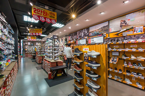 
                        #網紅店#ABC MART
ABC MART創立于2002年的“ABC MART”品牌，僅僅用了十年時間就發展了上百家直營店，現在還在快速發展中，店內鞋子種類比價齊全，就連許多百貨商場都有它的存在。而且店內還會不定期推出打折活動，如果運氣好遇到的話，你懂得~