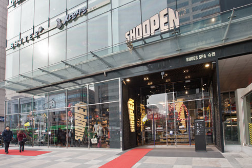 
                        #網紅店#SHOOPEN
作為韓國知名的鞋類專賣店，SHOOPEN擁有豐富的風格種類，從基本款到潮流款，以滿足多樣化的需求，并且店內推出新商品速度較快，因此在韓國想買鞋的親們可以去轉轉。