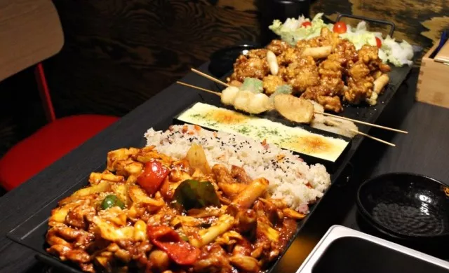 
                        75cm長的鐵板料理（37500韓元），辣爽的辣炒雞肉，蒜香濃郁的炸雞，芝士滿滿的芝士條，清爽的沙拉等等多種美味~ 相當于四個人的量。
　　地址：首爾市麻浦區西橋洞 369-3 （ 369-3）
　　交通：地鐵2號線弘大入口站9號出口 / 2號線合井站3號出口 / 6號線上水站1號出口
　　營業時間：周一至周四16:00-02:00，周五16:00-04:00，周六15:00-04:00，周日15:00-02:00
