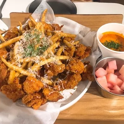 
                        外酥里嫩的炸雞與薯條的搭配，再加上特制的番茄醬汁和奶油醬汁，不管是蘸醬吃還是倒醬吃都很贊！
　　地址：首爾市廣津區華陽洞 8-43 （ 8-43）
　　交通：地鐵2號線建大入口站1號出口 / 7號線建大入口站2號出口
　　營業時間：12:00-02:00