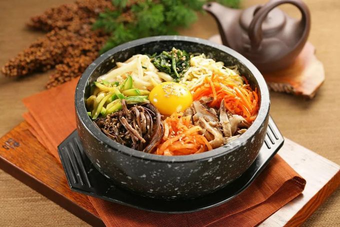 
                        首爾｜古宮全州拌飯?????
古宮餐廳的拌飯是最正宗的全州拌飯，完全是按照當年做給皇帝吃的標準為顧客準備的，裝拌飯的碗也是傳統的銅碗。做好的拌飯色澤鮮亮，光看都令人垂涎三尺。
地址：首爾市中區忠武路2街12-14號