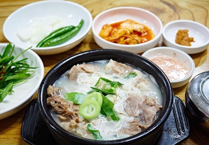 
                        雙胞胎豬肉湯飯（???????）
釜山眾多的豬肉湯飯店中這家據說是最正宗的。一份豬肉湯飯6000韓元，折合人民幣也就三十幾塊，湯里豬肉好多，肉香香的，是品質比較好的豬肉。8000韓元的套餐除了湯飯還有一份白切豬肉。非高峰時間段店里都幾乎坐滿了，去的時候還要打電話預約才行。不然就老老實實的等吧。
地址：韓國釜山南區Daeyeondong 887-1