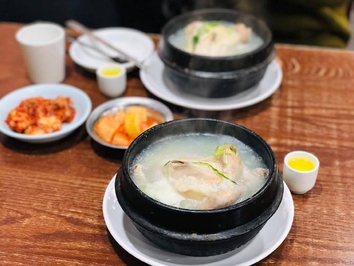 
                        #韓國美食#來韓國，一定要吃頓正宗的參雞湯！特別是明洞40年老店（百濟參雞湯），堪稱參雞湯界的鼻祖，他們家的參雞湯，有糯米、紅棗、人參，雞湯散發著淡淡的藥材香，再配一杯人參酒，額....啥也不說，想要補充元氣的小伙伴快去吃吧