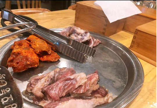 
                        #韓國美食##韓國烤肉#
韓國主持人姜虎東開的烤肉店，五花肉油脂豐富，用生菜包著蘸醬吃，超美味！雞蛋羹里還加了芝士，軟糯香滑，芝士星人不可錯過！
店里的小哥哥全程都會幫忙烤肉，自己不用動手，省力又方便。雞蛋液和生菜都可以免費續的哦~