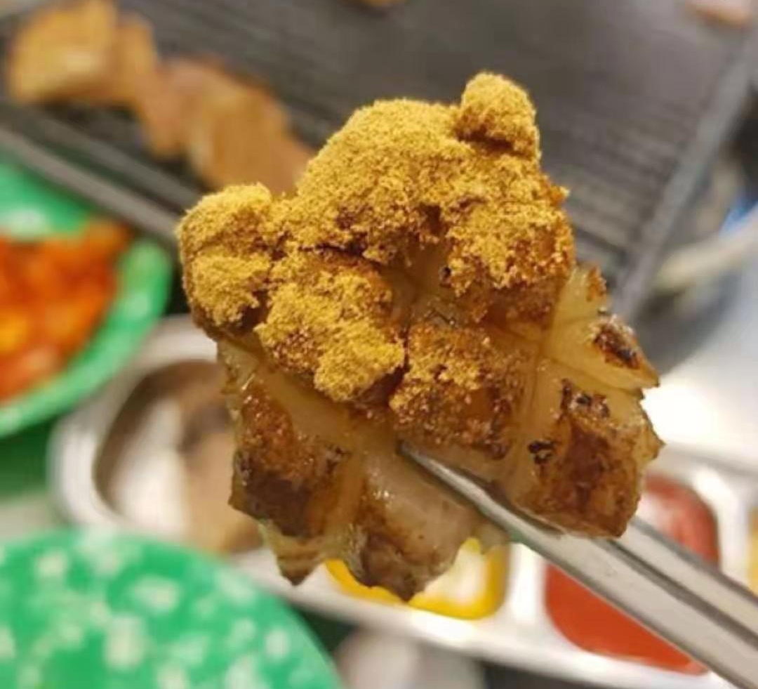 
                        #韓國美食#這是什么神仙美食！！
來韓國可不能只知道吃烤肉那可太無趣了，烤豬皮、烤大腸在韓國也是有著不可撼動的地位！今天給大家介紹一下韓國烤豬皮，絕對是一吃難忘~看著這金黃的顏色就讓人口水直流，它家是用熨斗熨熟烤至金黃，豬皮上形成了鐵網的紋路，焦黃帶脆的口感，Q彈有嚼勁，蘸上各種秘制醬汁，好吃到想哭~~~