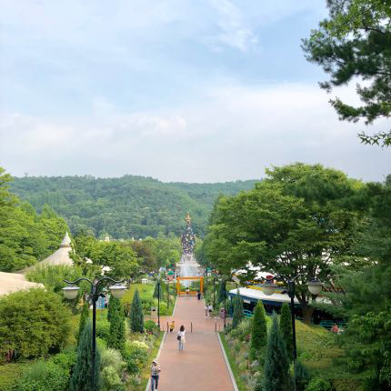 
                        真的是超級大的游樂園，其中還有動物園~沒有做好攻略，直接去了動物園，做了兩遍車，也沒有能下水的車呀!失策了,排完了動物園根本懶得排其他的，人很多，周末都是韓國家長帶孩子來玩，也沒有坐上纜車，哎~ -定要考好攻略呀!浪費了時間也沒玩好!