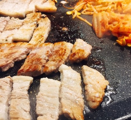 
                        #韓國美食#
八色烤肉分店數量驚人，因為太過常見，找到這家店完全不是難事。烤五花肉這道非常有名的料理，八色烤肉的優勢就在于特色。八種不同口味的五花肉，不貴的價格，贈送的湯品，好吃的烤泡菜，如果實在是沒信心發現更好吃的五花肉店的話，那么還是乖乖的來吃八色吧。