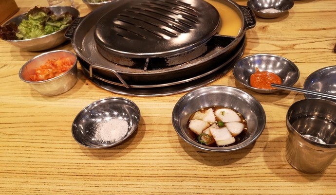 
                        #韓國美食#
韓國人吃烤肉時，總是習慣配上燒酒一起享用，到了店內，放眼望去，大家都是吃一口肉，喝一口酒，這就是最美味的享受了。