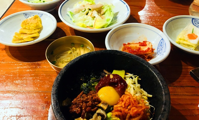 
                        #韓國美食#、
韓國有著漫長的冬季，因此“能讓人感到暖合”的美食，更容易流傳下來。石鍋拌飯便是其中十分精華的一道菜品——或者說是主食。
石鍋里盛著米飯，與覆蓋在上面的多種蔬菜一起直火加熱，熱度通過石鍋傳遞到食物上，會有不同的口味，經典的比如牛肉、泡菜五花肉、魷魚，還有地道的韓國辣醬。