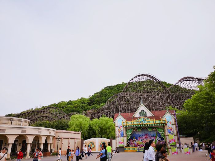 
                        今天算是一個完美的樂園之旅,為了多玩點時間選擇了公共交通過來,地鐵大約用了兩個多小時，11點順利到達。人出奇的少,每個項目都幾乎排很短的隊，到了晚上七點多的時候所有的項目幾乎都玩過了，完全超平預期!
八點多感覺有些累了才決定回去。總得來說很完美!樂園很不錯， 規模大，可游玩的種類很多。但是確實需要一定的時間， 當時決定自己來的主要原因就是感覺到- -8巴士的時間有點緊張，不過確實如此，在不怎么排隊的情況下- -8巴士還是時間不足的。交通
其實很方便，公交和地鐵幾平都到十點后，所以基本不用擔心。整個樂園物價還是很良心的，用餐和零食價格和外邊差別真不是太大，完全不用擔心。印象很好!