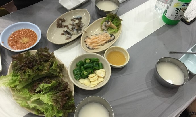 
                        #韓國美食#
來韓國旅游一定要去韓國的傳統市場逛一逛
鷺梁津水產市場是一個面積相當大的魚市場，既有批發，又有零售，從清晨1點起開始進行拍賣活動。尤其是在凌晨3點的活魚競賣活動中，可讓人感受到鷺梁津海鮮批發市場的活力