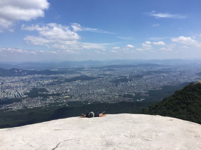 
                        韓國的山此較多,周末經常和朋友約著登山，位于首爾北漢山國立公園的道峰山，海拔700多米,夏秋之季,自然風光非常秀麗，但山路比較險峻,登山的過程比較慢，一邊欣賞山路的風景, 一邊聊天休息，2個小時也爬上了山頂，哈哈俯瞰諸峰，果然美不勝收~ :