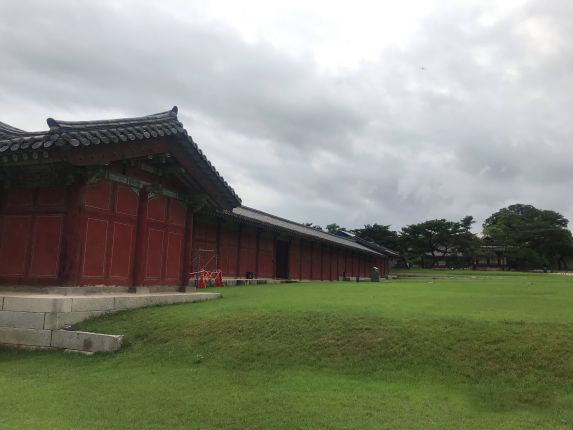 
                        昌慶宮是韓國三大宮殿之- -,是王為三位王太后所建，讓她們頤養天年的地方，以園林著稱。7月有夜游，最晚8點入場。
宮殿較之故宮，自然低矮的多,不過大片的草坪，確實讓人心情舒暢。晚上亮燈后，別有-番意趣。可惜不知道是因為晚上,還是別的原因，后花園大片區域不能游覽。有導游講解，但是晚上只有韓文講解,貌似12:00、 15:00有兩場中文講解。