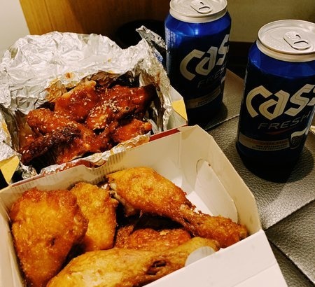 
                        #韓國美食#
炸雞店品牌眾多，眾口難調，Twotwo是我的最愛！皮薄酥脆不油膩，兩人干掉一整份沒問題！個人最愛原味的，醬料的會破壞雞皮的酥脆感，再配上一聽冰可樂，那感覺簡直棒呆！逛了一整天的疲憊感頓時煙消云散！人均消費不到100元。