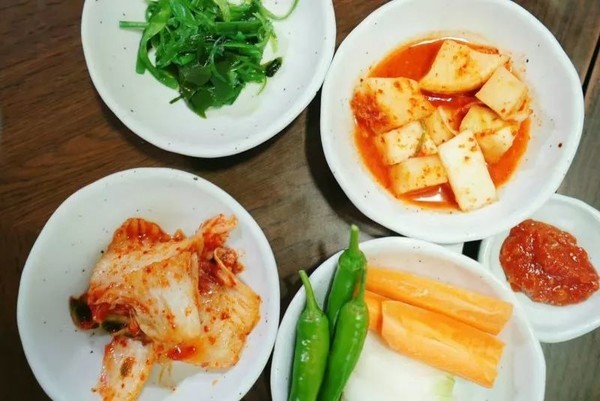 
                        #韓國美食#、
泡菜排骨~韓國泡菜超級正宗味道酸爽，排骨完全可以用手抓，濃香的排骨配上酸辣的泡菜，葷素搭配，好吃到完全停不下來，另外米飯加上紫米粘粘的超級香~