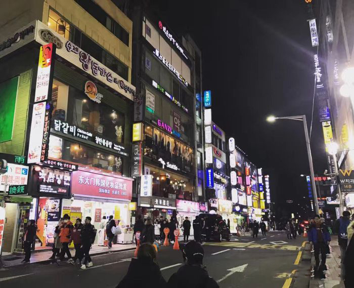 
                        這里是韓國的小商品市場各種批發零售,類似于中國的義烏，上海的七浦路。各種商品選擇性很強， 價格美麗，當然我最愛的還是吃。這邊的小吃也很豐富,最喜歡的是烤肌肉串,色澤誘人，入口辣味清晰，回味有點甜，各種烤的，鐵板很多。晚餐留點肚子吃小吃!