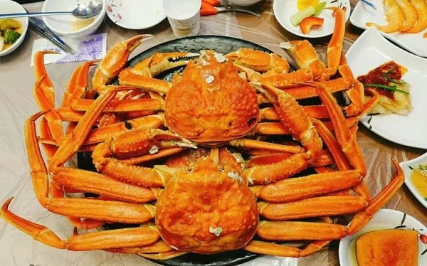 
                        #韓國美食#俄羅斯大蟹村
準備開始吃全蟹宴，最先上菜的是濃濃的蟹湯，配上茼蒿和辣椒，濃郁的蟹肉散開到湯里，隨便一勺都能喝到濃濃蟹肉的熱湯
蒸熟的大螃蟹，服務人員會把螃蟹分解好，吃起來非常方便，一口蟹棒塞到嘴里，幸福到模糊，最后再吃到蟹膏炒飯，小伙伴好吃到已經顧不得上說話了。