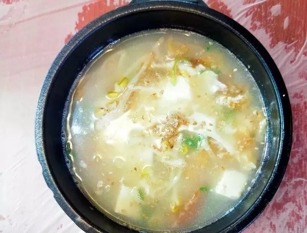
                        #韓國美食#
豆腐宴
這家寧靜村莊里的小餐廳，進入餐廳需要先脫鞋，就餐時大家都圍坐在一起特別的溫馨，這家店在自家的小作坊里每天生產新鮮的豆腐，餐廳已經有三十多年的歷史了，豆腐都是現做現吃特別的嫩滑，配上高湯燴菜豆腐，簡直人間美味。