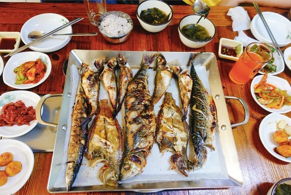 
                        #韓國美食#烤魚
墨湖港附近的一家烤魚店，魚都特別新鮮，門口冰柜里有一些新鮮的海鮮，任君挑選，烤魚也都是一條一條現烤的，黃花魚，秋刀魚外焦里嫩味道酥脆，而且魚刺還很少，大家吃起來贊不絕口。